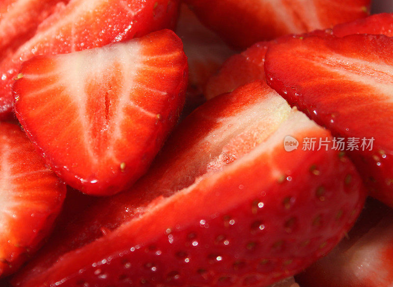 在盘子里切成两半的草莓，夏天的水果/浆果